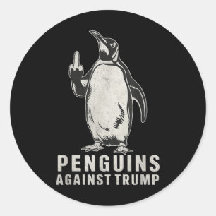 Pegatina Redonda El pingüino se alza contra los pingüinos del dedo 