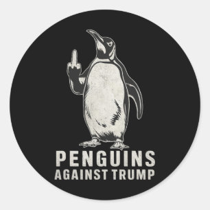 Pegatina Redonda El pingüino se alza contra los pingüinos del dedo 