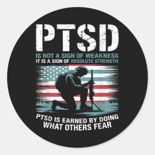 Pegatina Redonda El Ptsd Se Ganó Haciendo Lo Que Otros Temen El Est