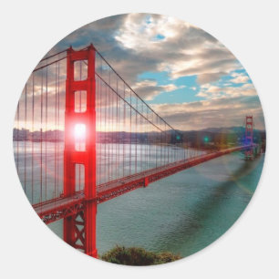 Pegatina Redonda El puente Golden Gate con el sol brillando.