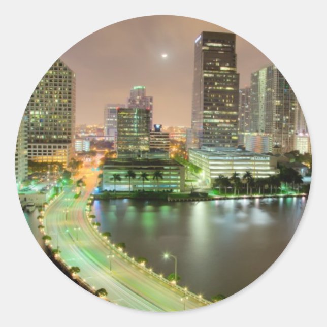 Pegatina Redonda El puente lleva a través de la vía fluvial al cent (Anverso)