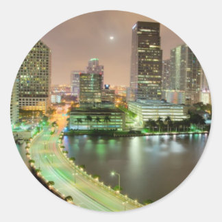 Pegatina Redonda El puente lleva a través de la vía fluvial al cent