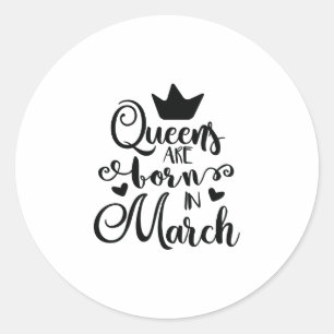 Pegatina Redonda El Queens es en marzo fiesta de cumpleaños