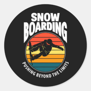 Pegatina Redonda El Snowboard Empujando A Más De La Nieve Divertida