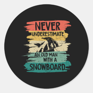 Pegatina Redonda El Snowboard Nunca Subestima A Un Viejo Con Un Hom