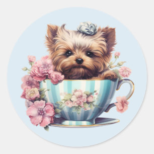 Pegatina Redonda El Terrier de Yorkshire sentado en la Tea Cup con