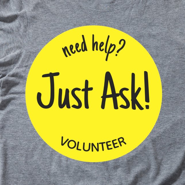 Pegatina Redonda El voluntario necesita ayuda sólo pregunta amarill (Yellow "need help just ask! volunteer sticker badge.)