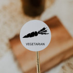 Pegatina Redonda Elección de comida de Boda vegetariano<br><div class="desc">Estos pegatinas de comida vegetariana boda son perfectos para un boda rústico. El diseño incluye un icono de zanahoria con el nombre del plato que se muestra a continuación (opcional). Póngalas en la parte delantera o trasera de tu habitación y pondrás las tarjetas para que te sirvan la comida correcta...</div>