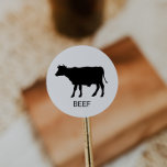 Pegatina Redonda Elección de la comida del Boda de carne<br><div class="desc">Estos pegatinas de boda de buey son perfectos para un boda rústico. El diseño presenta un icono de vaca con el nombre del plato que se muestra a continuación (opcional). Póngalas en la parte delantera o trasera de tu habitación y pondrás las tarjetas para que te sirvan la comida correcta...</div>