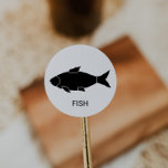Pegatina Redonda Elección de la comida del Boda de pescado<br><div class="desc">Estos pegatinas de boda de pescado son perfectos para un boda rústico. El diseño presenta un icono de pescado con el nombre del plato que se muestra a continuación (opcional). Póngalas en la parte delantera o trasera de tu habitación y pondrás las tarjetas para que te sirvan la comida correcta...</div>