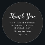 Pegatina Redonda Elegancia moderna en blanco y negro Gracias<br><div class="desc">Modern Elegance Boda Blanco y Negro Gracias Pegatina redondo clásico presenta "Gracias" en bella caligrafía con sentimientos de gratitud, los nombres de la pareja y la fecha boda en un tradicional tipo de letra serif. Personaliza con tus detalles del día de tu boda. Este diseño está disponible en una variedad...</div>