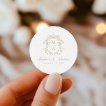 Pegatina Redonda Elegant Gold Chinoiserie Crest Monogram Wedding<br><div class="desc">Mejore los detalles de su boda con nuestros stickers de boda Elegant Gold Chinoiserie Monogram Escudo. Con un hermoso escudo de estilo barroco dorado que rodea el monograma de la pareja, estos pegatinas muestran nombres en caligrafía de oro clásica con la fecha boda a continuación. Perfecto para sellar sobres, decorar...</div>