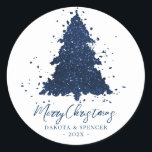 Pegatina Redonda Elegant Merry Christmas | Classy Dark Navy Blue<br><div class="desc">¡Es la época del año para decorar y entretener! Moderno, oscuro y monótono árbol de vacaciones abstracto y con letras a mano "Feliz Navidad" con una rica y lujosa paleta. Este elegante diseño festivo cuenta con un llamativo árbol de Navidad brillante con una bandeja de pintura friki realzada con un...</div>