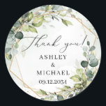 Pegatina Redonda Elegante aguaflor de follaje verde oro boda<br><div class="desc">Diseño impresionante para etiqueta de boda - Eucalipto acuarela mezclado con hojas verdes pastel suave entretejidas en un marco geométrico de oro falso y combinado con tipografía caligráfica de moda hace que este diseño sea tan impresionante. Para mejorar la sensación bohemio, este increíble ramo floral combina la fuente de escritura...</div>