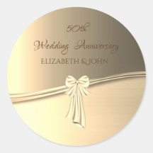 Elegante aniversario de oro con lazo