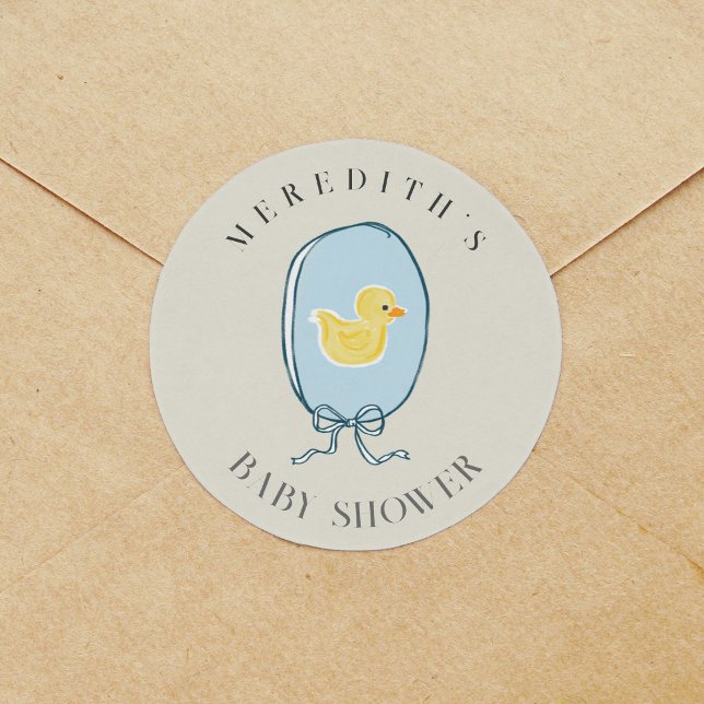 Pegatina Redonda Elegante Baby Shower de cinta dudosa de caucho (Elegant meets cute rubber ducky framed in a blue ribbon tied in a bow Baby Shower sticker..)