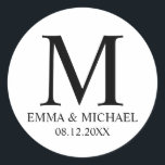 Pegatina Redonda Elegante blanco y negro en favor de la boda en un<br><div class="desc">Black and white modern elegant stylish design featuring your monogram,  name and date in black professional font style on white background.</div>