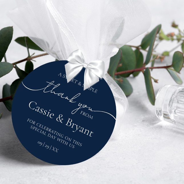 Pegatina Redonda Elegante Boda azul de la Marina Moderna Gracias (Elegant Navy Blue Wedding Sticker for Modern Guest Favors Thank You Gift)
