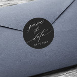 Pegatina Redonda Elegante boda blanca y negra salva la fecha<br><div class="desc">Boda elegante de caligrafía en blanco y negro salva al pegatina de citas. Para una personalización más avanzada de este diseño,  haga clic en el BOTÓN HERRAMIENTA DE DISEÑO AZUL.</div>