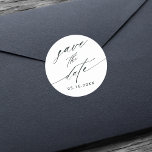 Pegatina Redonda Elegante boda caligráfica Guardar la fecha<br><div class="desc">Boda elegante de caligrafía en blanco y negro salva al pegatina de citas. Para una personalización más avanzada de este diseño,  haga clic en el BOTÓN HERRAMIENTA DE DISEÑO AZUL. ... </div>