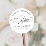 Pegatina Redonda Elegante Boda de caligrafía<br><div class="desc">Este pegatina de boda caligráfico hará la adición perfecta a tus favores o sobres para celebrar una boda elegante y extraordinaria. El tipo de letra del guión añade un toque de sofisticación, mientras que el diseño moderno lo mantiene fresco y elegante. Es la manera perfecta de celebrar con sus seres...</div>