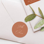 Pegatina Redonda Elegante Boda de Caligrafía Rústica Terracota<br><div class="desc">Elegante caligrafía de escritura blanca con el nombre de la novia y el novio en una pegatina redonda de terracota rústica.</div>