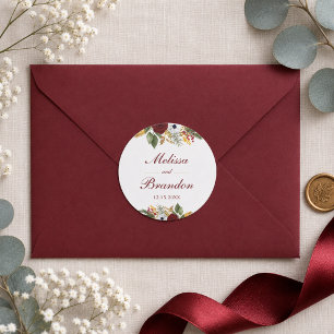 Pegatina Redonda Elegante Boda de Escritura Floral en Rojo Borgoña