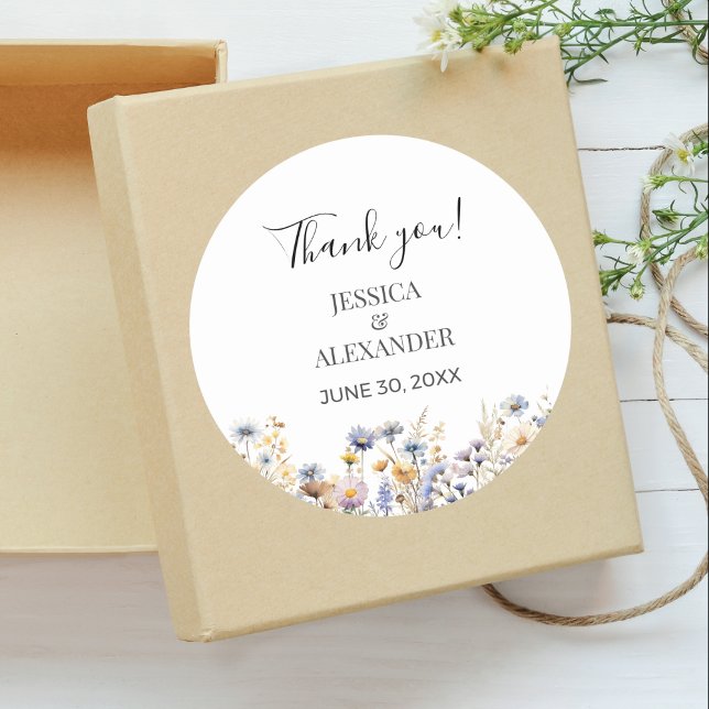 Pegatina Redonda Elegante Boda de Flores Silvestres Azul Dusty Grac (Elegant Dusty Blue Wildflowers Wedding Round Thank You Sticker with Couple Names, Wedding Date.
)
