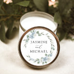 Pegatina Redonda Elegante Boda de guirnaldas con flores azules<br><div class="desc">Añada un toque elegante a sus sobres bodas y favores con pegatinas de boda Elegant Dusty Blue Floral. Los pegatinas presentan sus nombres rodeados por una corona de polvorientas rosas azules y blancas e hortensias con exuberantes hojas de eucalipto y vegetación. ¡Las polvorientas etiquetas de boda florales azules son perfectas...</div>