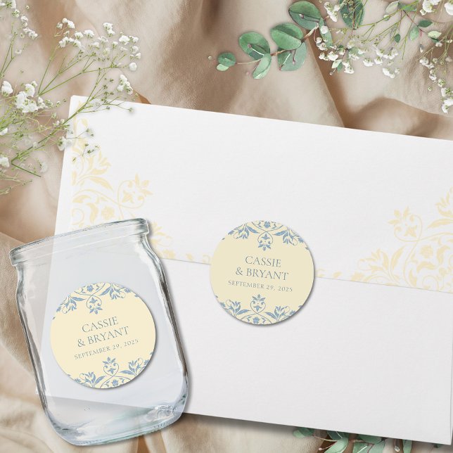Pegatina Redonda Elegante Boda de Moda amarilla y azul (Elegant butter yellow and dusty blue wedding stickers for old money vintage bridgerton wedding favor)