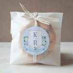 Pegatina Redonda Elegante Boda De Monograma Costero Azul Y Blanco<br><div class="desc">Añade un toque personalizado a tus favores matrimoniales con nuestros pegatinas de novios con temática costera, con un escudo de monograma acuarela pintado a mano. Perfecto para los bodas de temática náutica, estos elegantes y elegantes pegatinas hacen que sus fiestas sean memorables, dejando una impresión duradera a sus huéspedes. Este...</div>