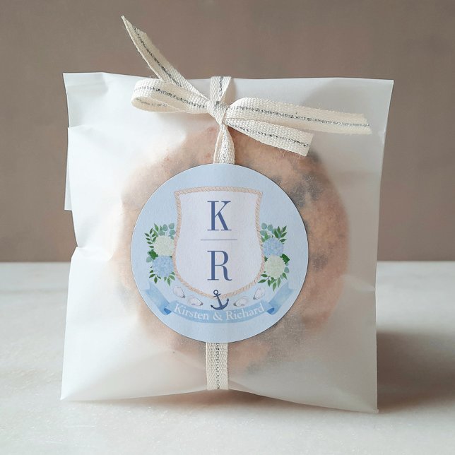Pegatina Redonda Elegante Boda De Monograma Costero Azul Y Blanco (Elegant Hand Painted Blue And White Coastal Monogram Crest Wedding Favor Stickers)