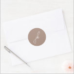 Pegatina Redonda Elegante Boda de Monograma Earthy Neutral Script<br><div class="desc">Elegantes pegatinas de boda con un diseño clásico con tu monograma en letra de guión.</div>