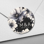 Pegatina Redonda Elegante Boda floral blanco negro moderno<br><div class="desc">Diseño moderno y sobrio de bodas florales negras y blancas. Un aspecto clásico pero caprichoso con flores negras, grises y cremas con fuentes negras y letras modernas. Edite todo el texto a su propia información. ¡Incluso puedes cambiar el color de fondo a lo que quieras! También tengo otros estilos similares...</div>