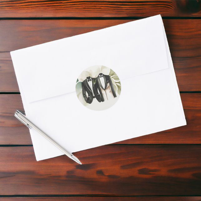 Pegatina Redonda Elegante Boda gay, dos novios en traje (Elegant Gay Wedding Two Grooms in Suits Classic Round Stickers from Ricaso)