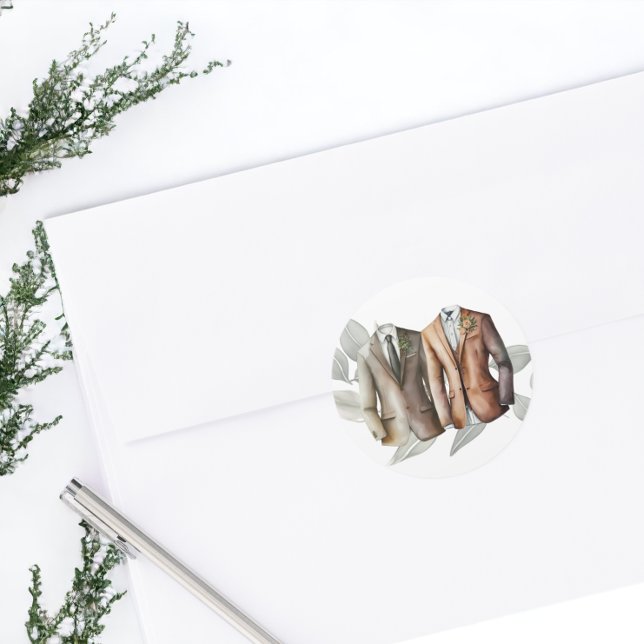 Pegatina Redonda Elegante Boda gay, dos novios en traje (Elegant Gay Wedding Two Grooms in Suits Classic Round Stickers from Ricaso)