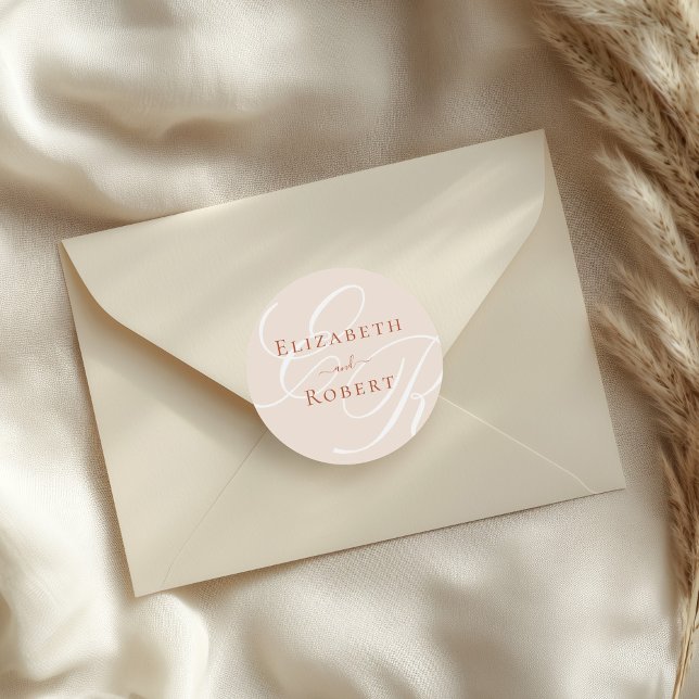 Pegatina Redonda Elegante Boda Minimalista de Monograma Terracota (Elegant Minimalist Terracotta Monogram Wedding Classic Round Sticker on an elegant envelope)