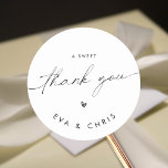 Pegatina Redonda Elegante Boda Minimalista un dulce gracias<br><div class="desc">Este sello de sellado de cera intemporal presenta un diseño monocasco clásico, elegantemente personalizado con sus iniciales. La complicada caligrafía añade sofisticación a tus invitaciones de boda y sobres. Ideal para sellar cartas de amor, tarjetas de agradecimiento y otra correspondencia especial. Disponible en varios colores para coincidir con el tema...</div>