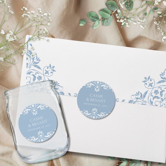 Pegatina Redonda Elegante Boda mínimo azul y blanco turbio (elegant dusty blue and white wedding stickers for romantic envelope seals favors and thank you gifts)