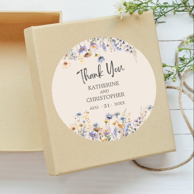 Pegatina Redonda Elegante BOHO Dusty Blue Floral Boda Gracias (BOHO Wildflower Thank You Wedding Sticker with light blue and yellow wildflowers, wedding details.)