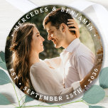 Pegatina Redonda Elegante Bride Groom Foto de nombre moderno Boda d<br><div class="desc">Añada el toque final a su boda con estos modernos y sencillos stickers de boda personalizado. Perfecto como favores de boda para todos sus invitados. Personalizar estos stickers de boda con tu foto de compromiso favorita, foto recién casada, y personaliza con nombre y fecha. Vea nuestra colección de bodas para...</div>