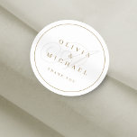 Pegatina Redonda Elegante caligrafía clásica favores de boda vintag<br><div class="desc">Monograma clásico moderno de la pareja de caligrafía y diseño de nombres en color blanco editable de oro,  simple y elegante. Gran pegatina de novios para bodas vintage,  boda tradicional y boda clásico formal Ver todas las piezas coincidentes en la colección</div>
