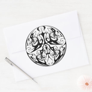 Pegatina Redonda Elegante cara en fuego y flama diseño tribal