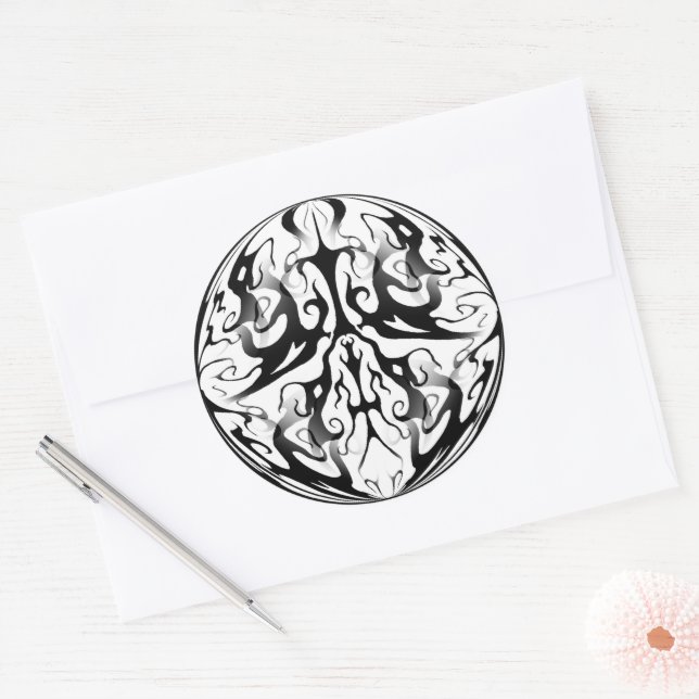 Pegatina Redonda Elegante cara en fuego y flama diseño tribal (Sobre)