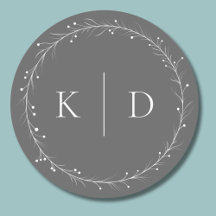 Elegante corona de viña gris y blanca con monogram