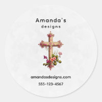 Elegante cruz de madera con flores rosas