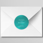 Pegatina Redonda Elegante destino de verano azul océano<br><div class="desc">Moderna y caprichosa playa de mar sello para sobres de invitación a la boda o favorecer el empaquetado de pegatinas redondos en azul verde azulado con estepas y escritura tipográfica blanca. Ideal para disfrutar de una moderna playa,  playa,  costa,  costa,  tropical,  náutica,  crucero o boda con temática insular.</div>
