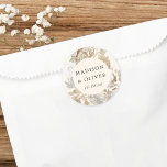 Pegatina Redonda Elegante Earthy Floral Cream Wedding Favor<br><div class="desc">Este bonito diseño pegatina favorece la aparición de bonitos florales de color neutro con sus nombres y fecha boda. Este diseño atemporal es una excelente elección para muchos estilos de eventos, desde el clásico hasta el boho. Las etiquetas personalizadas hacen de tu recepción nupcial o decoración de ducha de novia...</div>