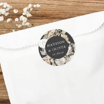 Pegatina Redonda Elegante Earthy Floral Dark Gray Wedding Favor<br><div class="desc">Este bonito diseño pegatina favorece la aparición de bonitos florales de color neutro con sus nombres y fecha boda. Este diseño atemporal es una excelente elección para muchos estilos de eventos, desde el clásico hasta el boho. Las etiquetas personalizadas hacen de tu recepción nupcial o decoración de ducha de novia...</div>
