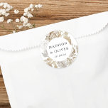 Pegatina Redonda Elegante Earthy Floral White Wedding Favor<br><div class="desc">Este bonito diseño pegatina favorece la aparición de bonitos florales de color neutro con sus nombres y fecha boda. Este diseño atemporal es una excelente elección para muchos estilos de eventos, desde el clásico hasta el boho. Las etiquetas personalizadas hacen de tu recepción nupcial o decoración de ducha de novia...</div>
